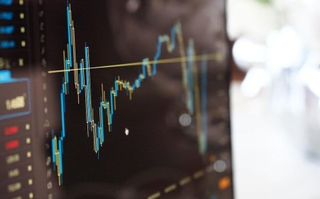 Shriram Finance share price snaps 2-day winning run— time to accumulate?